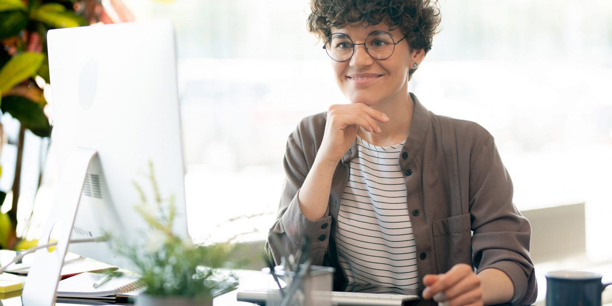 Photo of smiling woman illustrates blog: "Remote work jobs: 4 Tips to Succeed"
