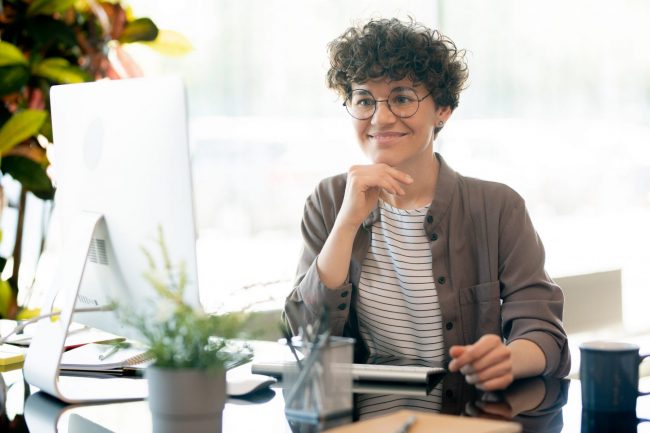 Photo of smiling woman illustrates blog: "Remote work jobs: 4 Tips to Succeed"