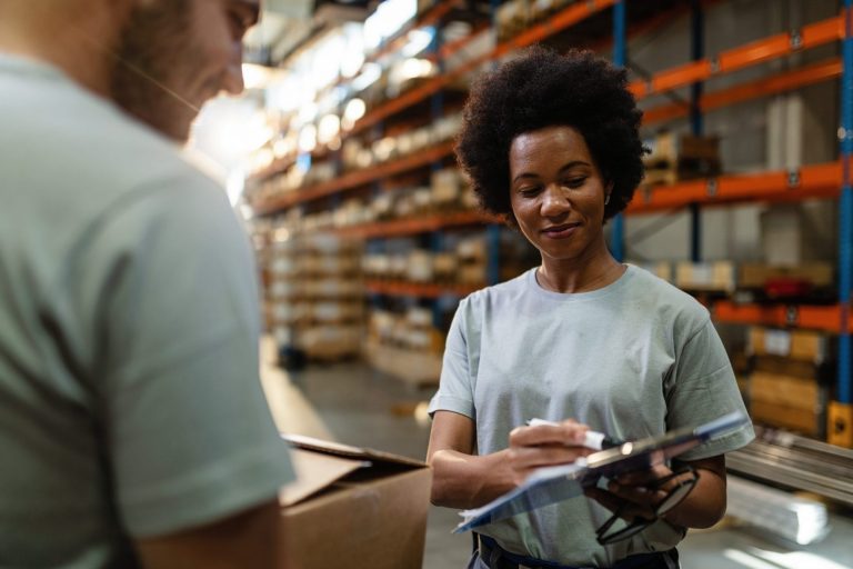 Photo of woman in warehouse illustrates blog: "¿Buscas trabajo industrial o de almacén? Una agencia de empleo puede ayudarte"