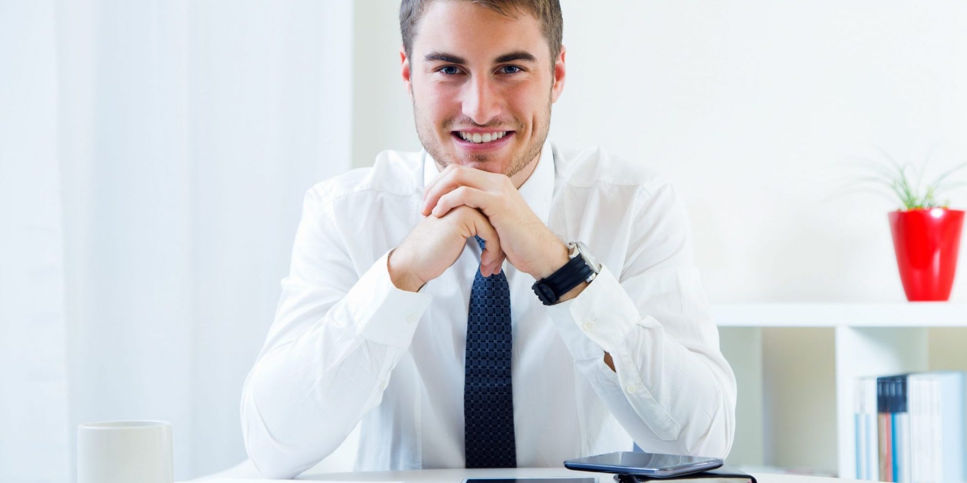 Trabajador administrativo sonriente ilustra el blog "Las más importantes habilidades administrativas que debes tener en tu currículum"